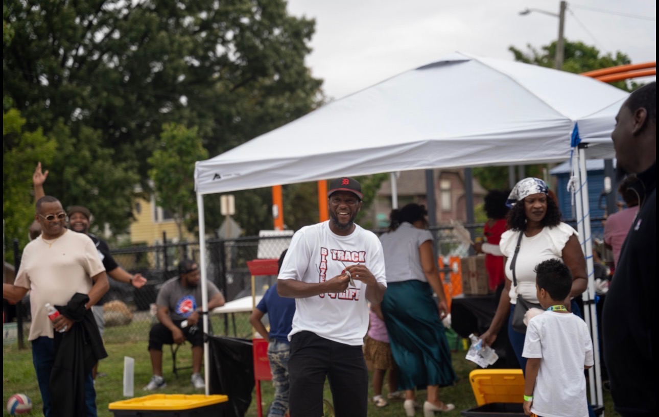 Ro at community event